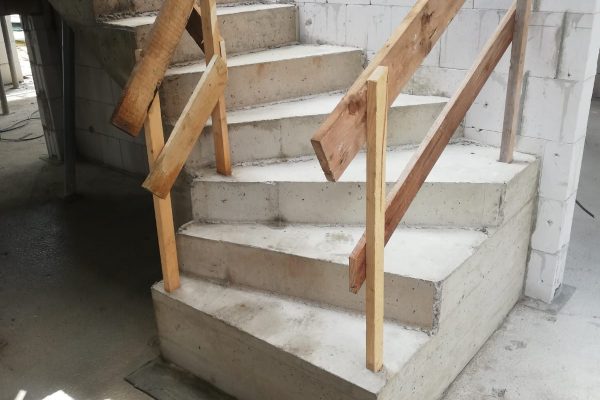 Treppe in einem Rohbau KHS BAU